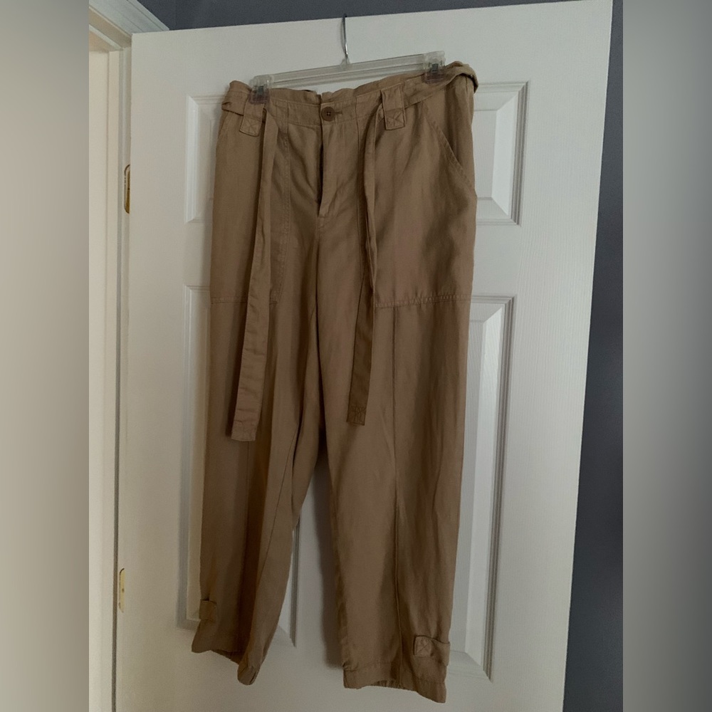 Banana Republic crop pants, elastic at back of leg, square pocket detailing